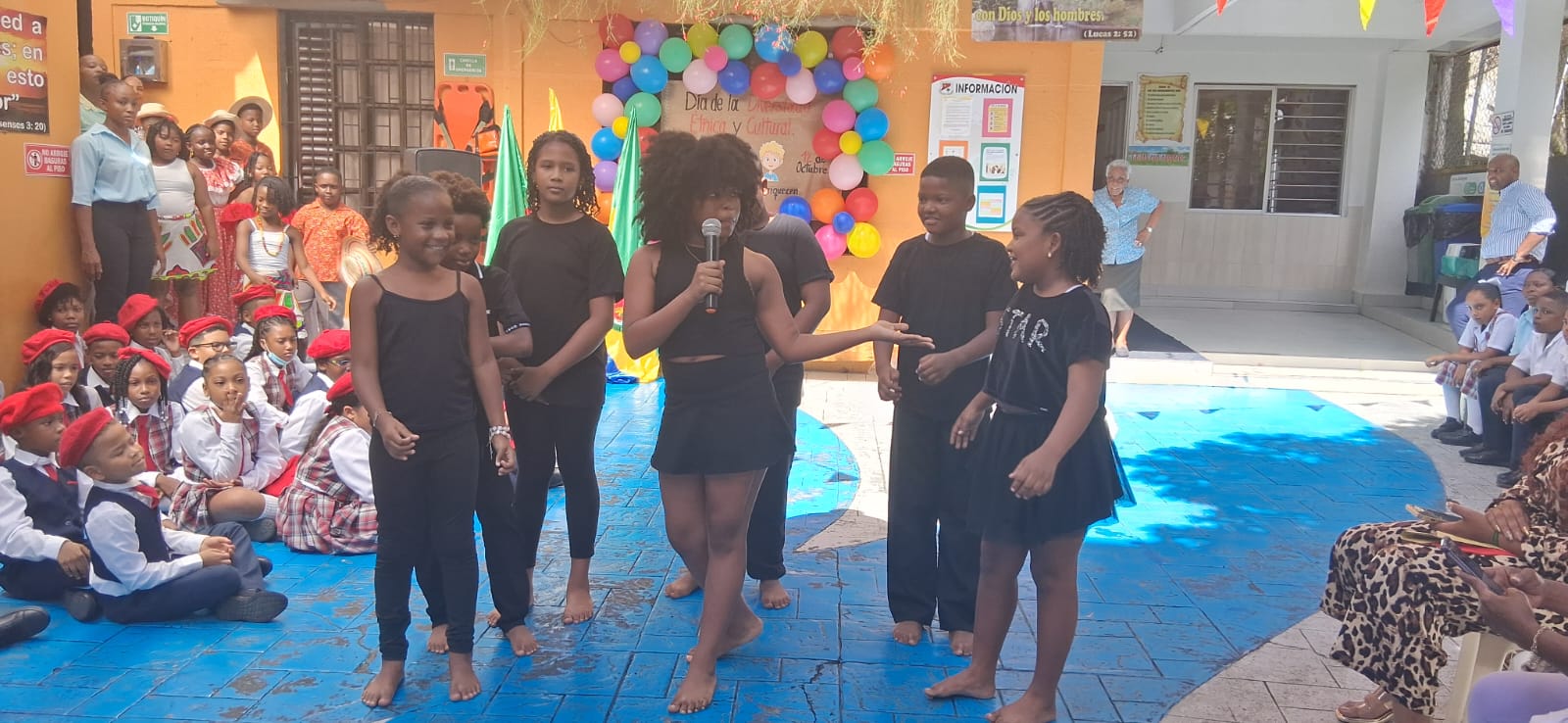 Niños vestidos de negro en escena