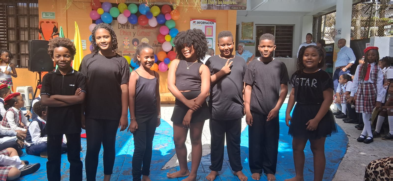 Niños en conjunto negro posando