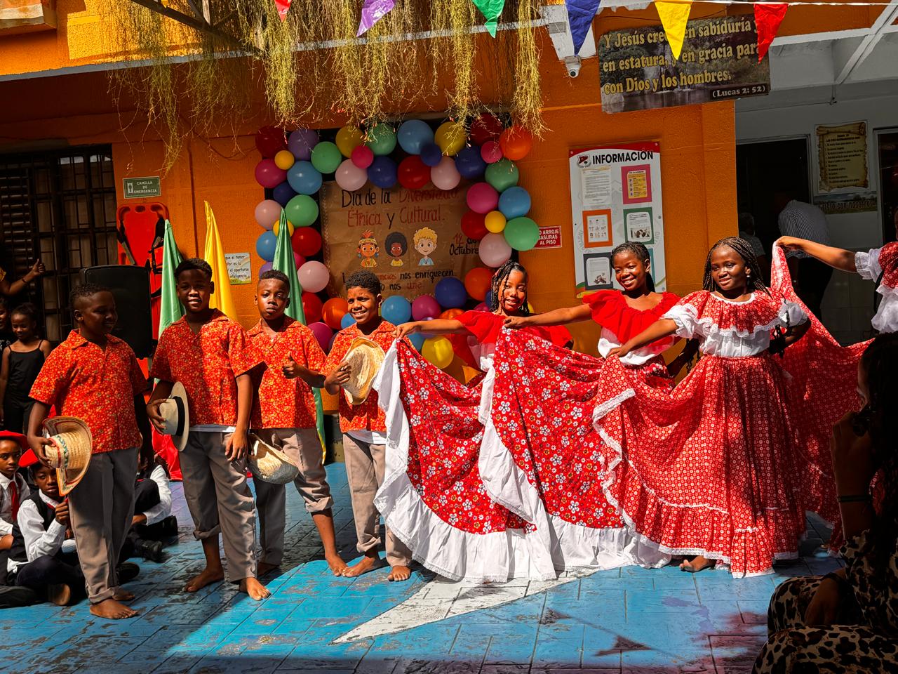 Grupo con vestidos rojos y sombreros