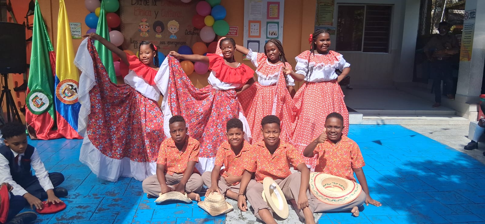 Niños posando con sombreros